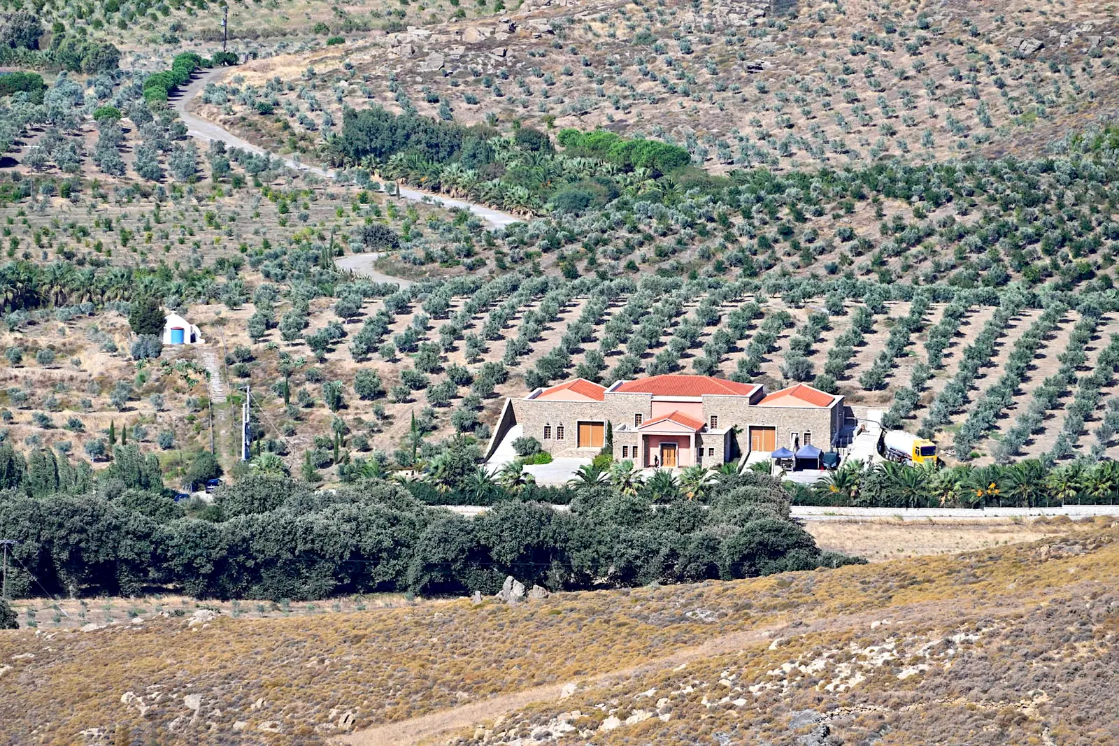 Το ελαιοτριβείο στην κοιλάδα με τους ελαιώνες